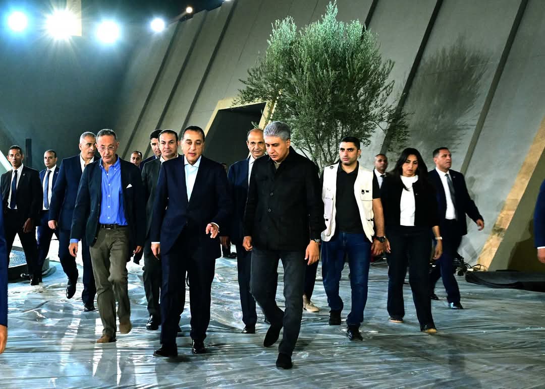 “مدبولي “يتابع ميدانياً اللمسات النهائية استعداداً لاحتفالية افتتاح المتحف المصري الكبير