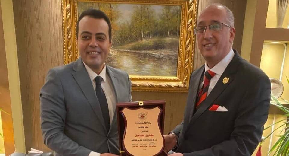 «الصحفيين» تهدي درعها لشركة ميناء القاهرة الجوي تقديراً لتعاونها مع الإعلاميين