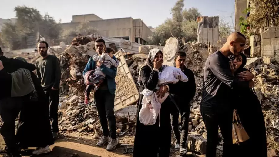 الدفاع المدني بغزة ينتشل رفات 14 شهيدًا من تحت أنقاض المغازي