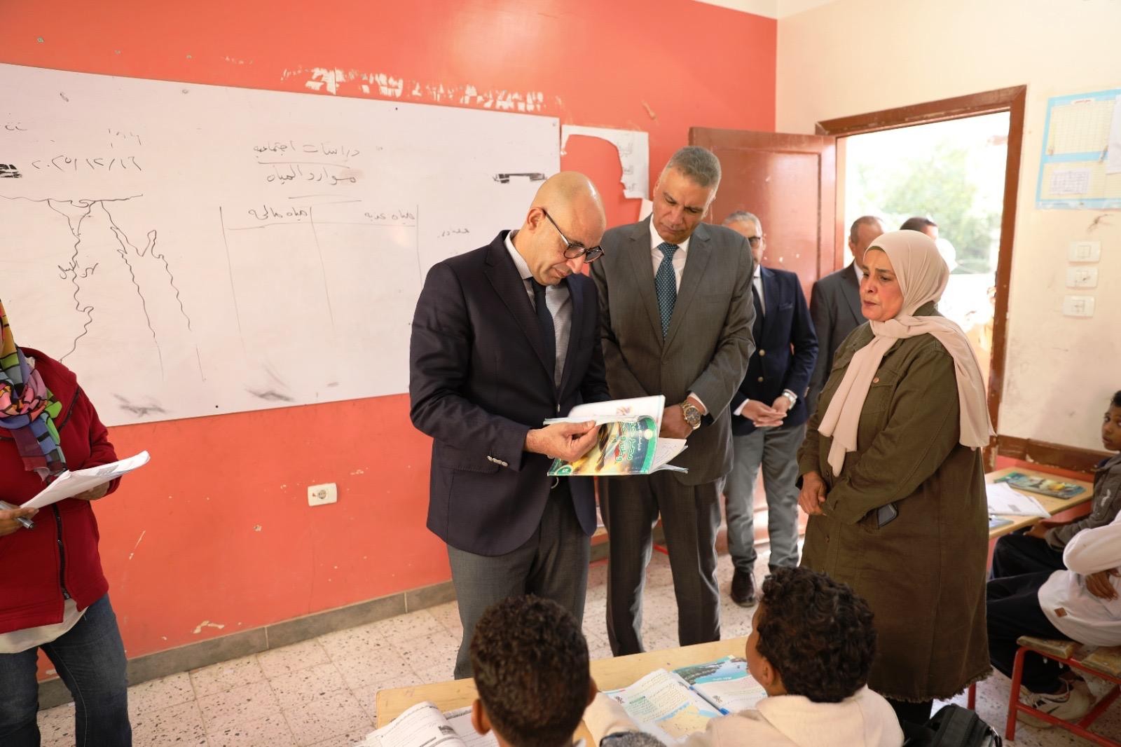 وزير التعليم ومحافظ أسوان يتفقدان المدرسة المصرية اليابانية ومدرسة محمد الدمرداش الابتدائية