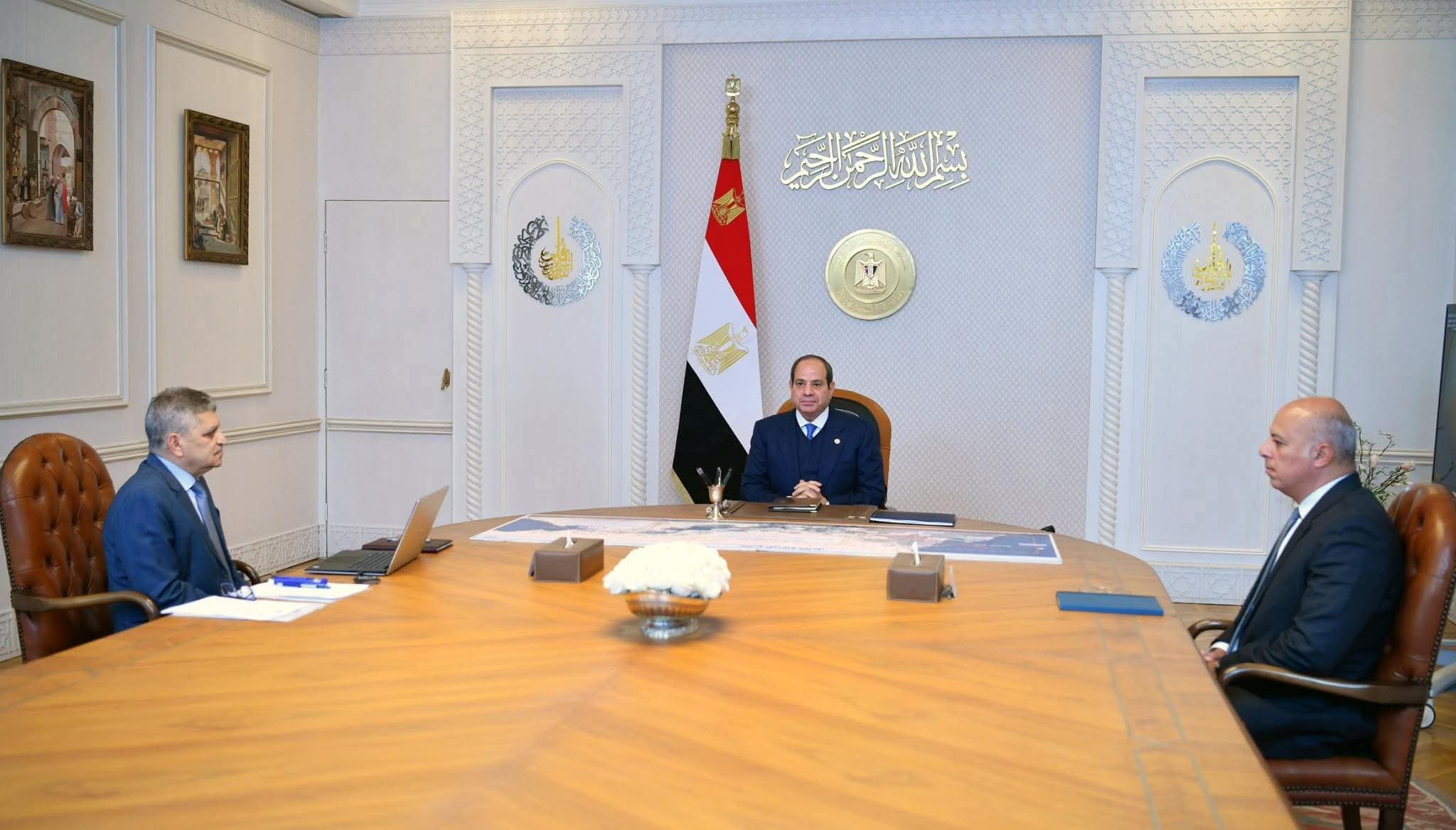 السيسي يتابع تعافي حركة الملاحة بقناة السويس وخطط تطوير الأسطول البحري