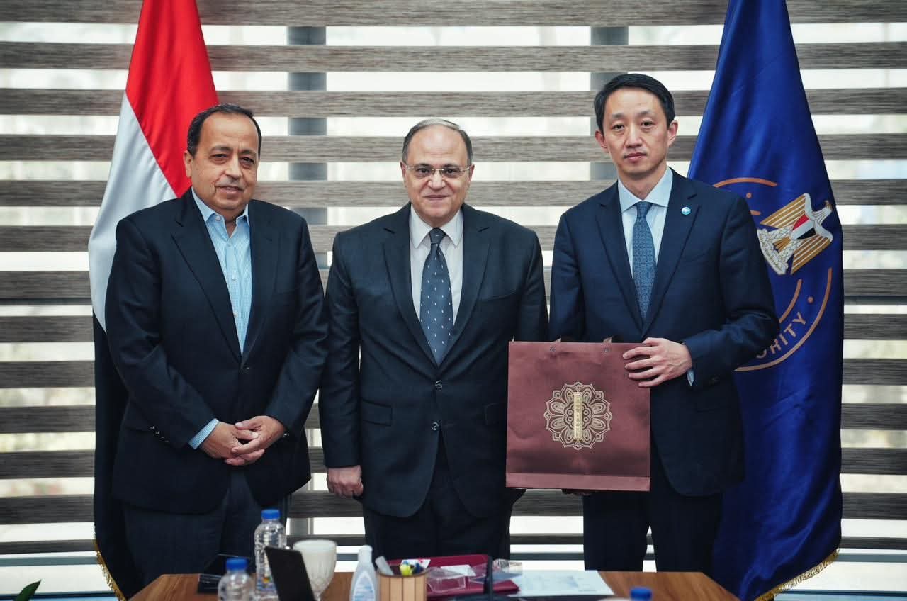 هيئة الدواء تبحث توطين الصناعات الدوائية المتقدمة بمصر
