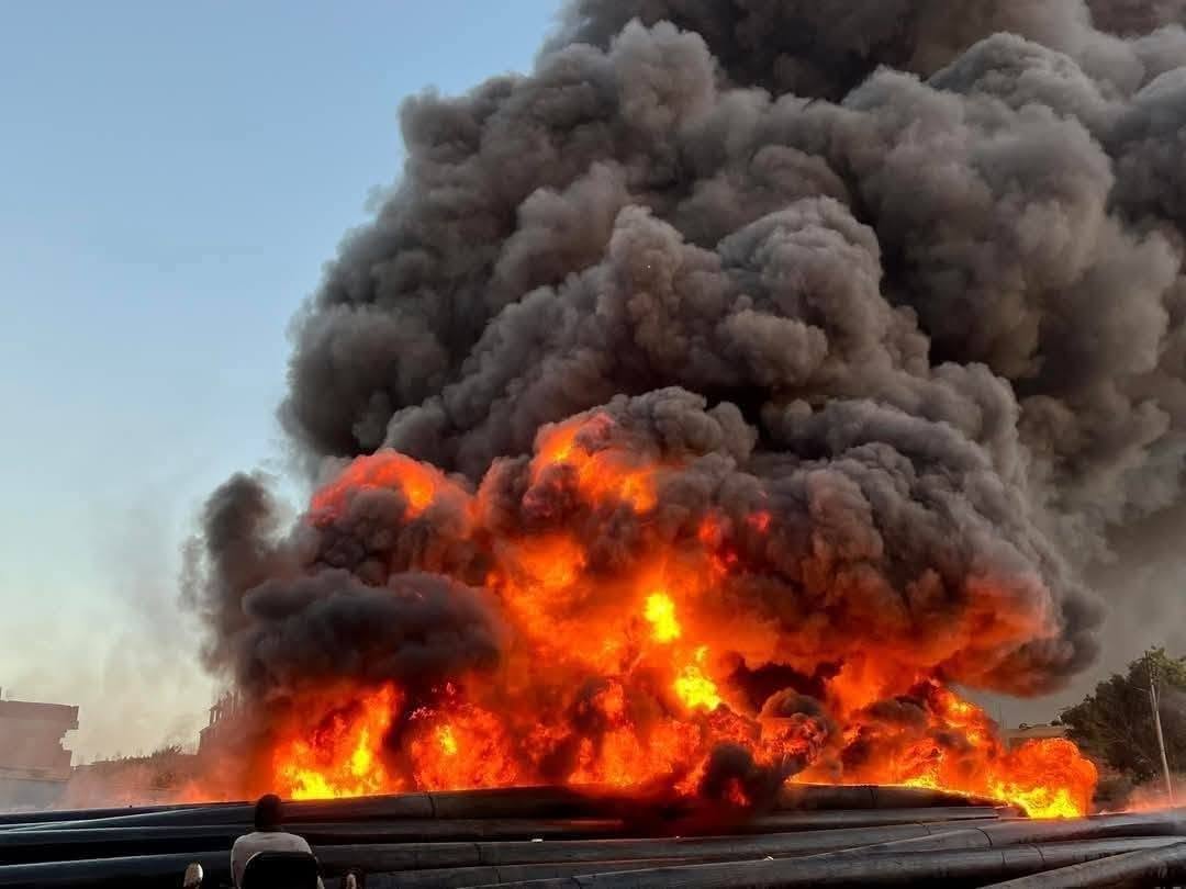 صور من الحريق الهائل الذى اندلع مساء اليوم في مواسير الصرف الصحي بقرية سنتريس بالمنوفية واستمرار جهود السيطرة