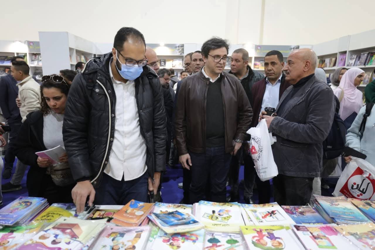 وزير الثقافة يتفقد معرض الكتاب في يومه الخامس ويوجّه بتوسيع «مكتبة لكل بيت» عبر البريد المصريين