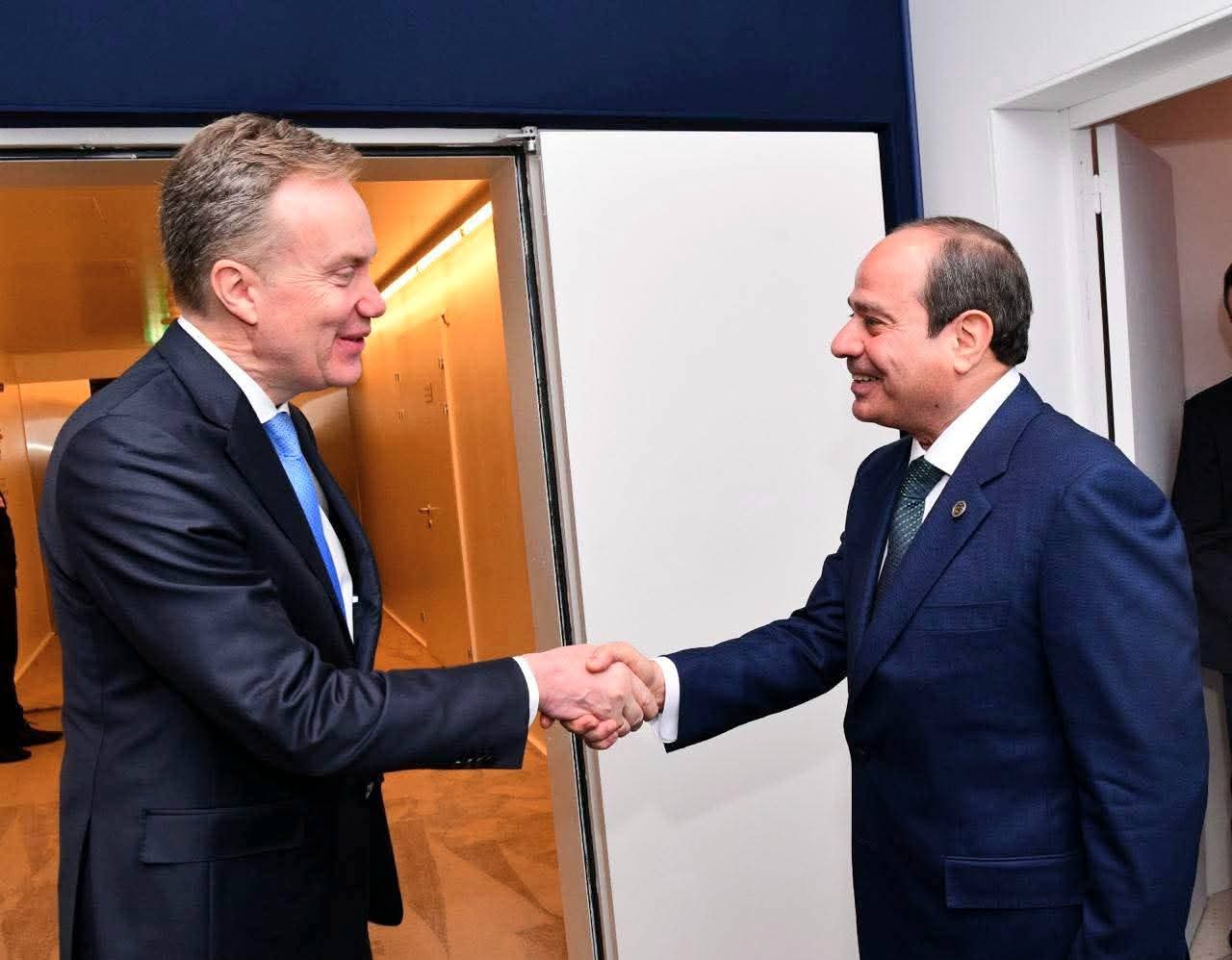 الرئيس السيسي يلتقي الرئيس التنفيذي للمنتدى الاقتصادي العالمي في دافوس ويؤكد أهمية تعزيز التعاون الدولي لمواجهة التحديات العالمية
