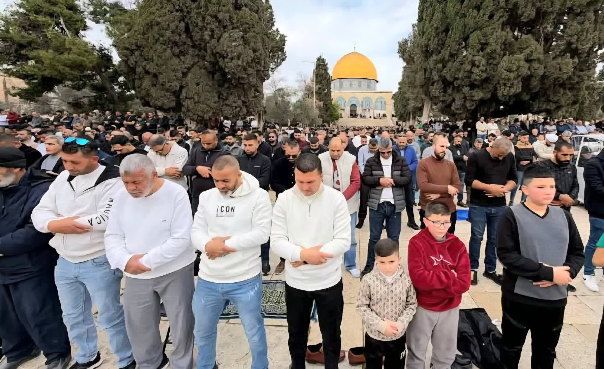 عامر بأهله.. عشرات الآلاف يؤدون صلاة الجمعة في المسجد الأقصى