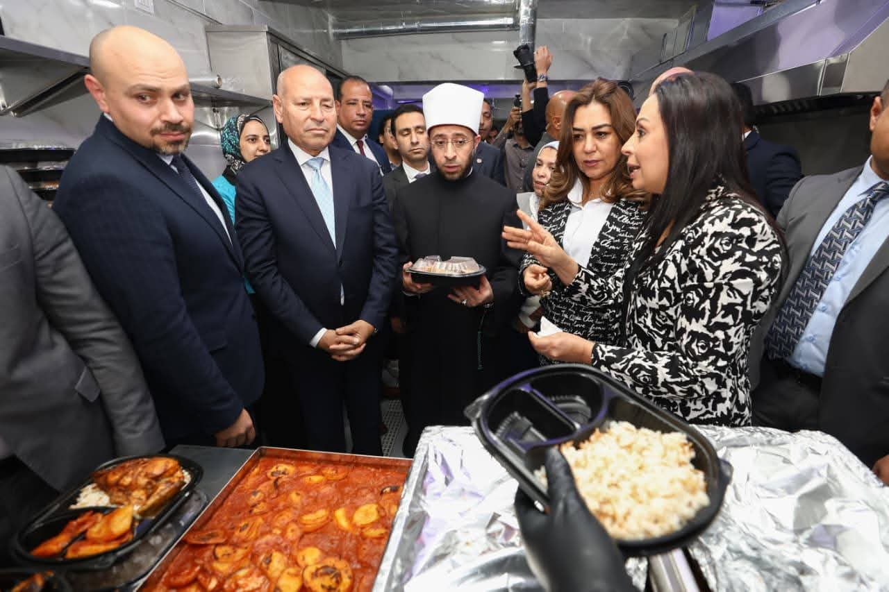 وزراء التضامن والأوقاف والتنمية المحلية ومحافظ القاهرة يفتتحون مطبخ «المحروسة.. دايمًا عامر» بوسط القاهرة