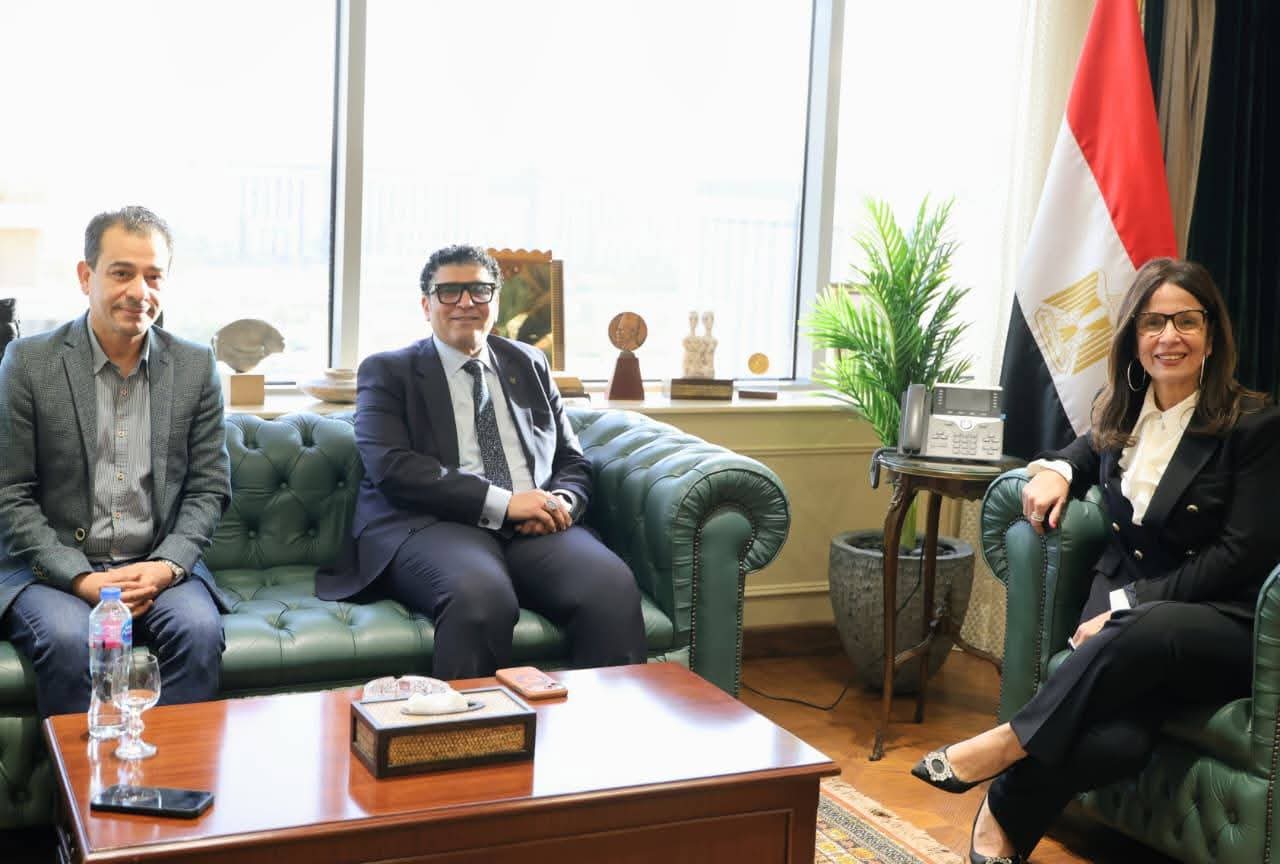 وزيرة الثقافة تلتقي قيادات الوزارة والعاملين بها بالعاصمة الجديدة