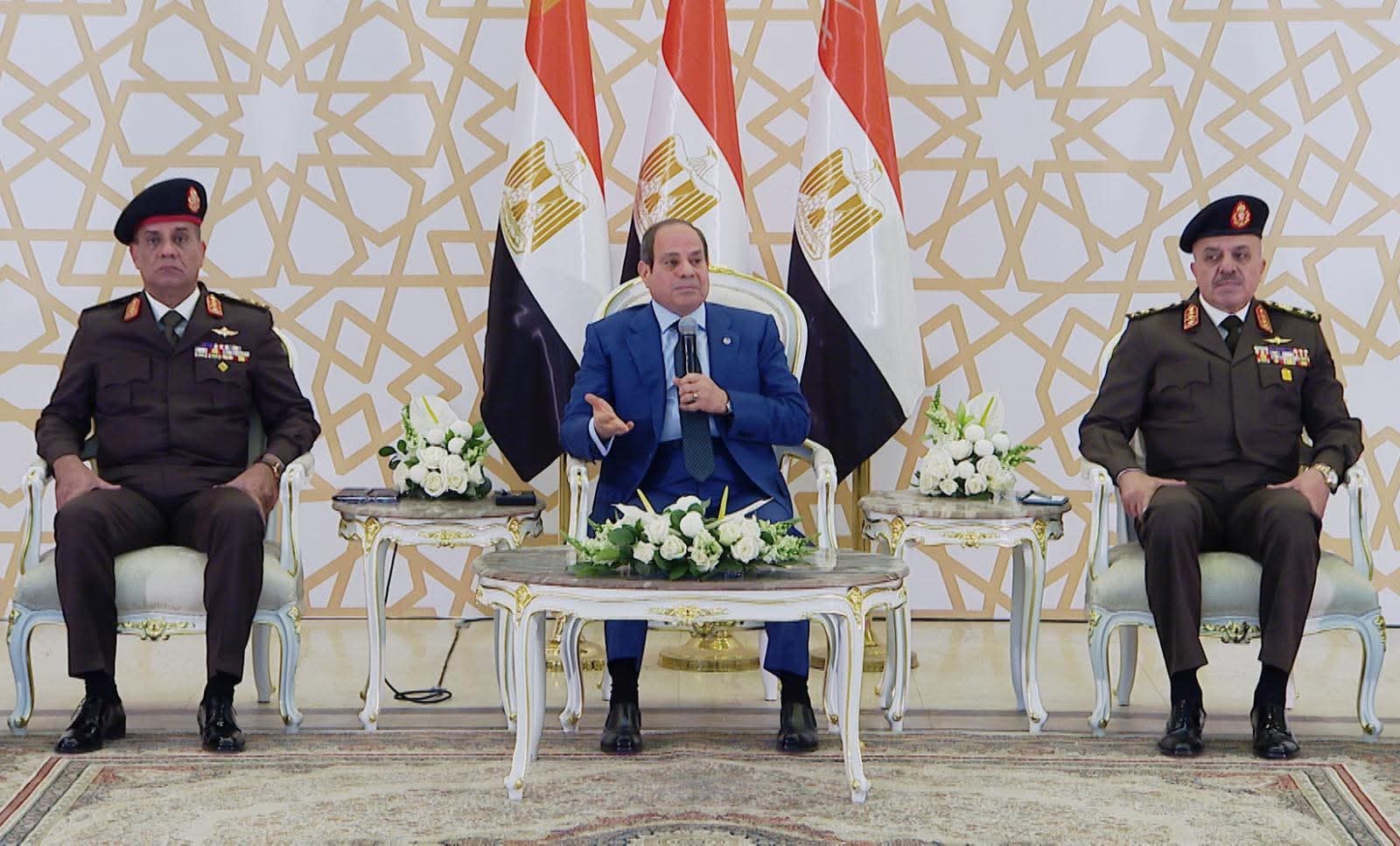 السيسي يؤدي صلاة الجمعة بمسجد المشير احتفالًا بذكرى العاشر من رمضان