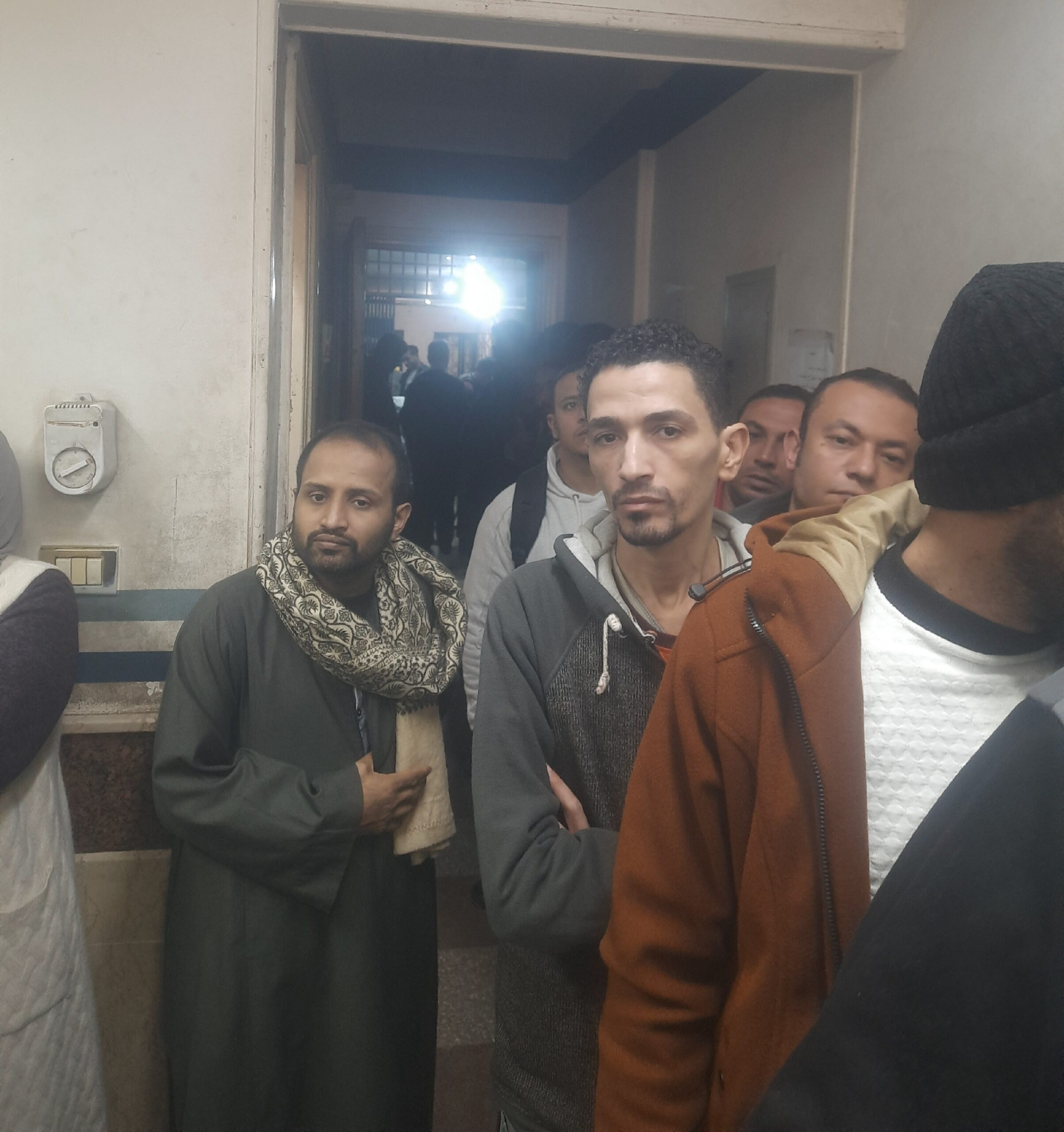 ازدحام وفوضى داخل مكتب تأمينات العمرانية.. موظف واحد يخدم مئات المواطنين