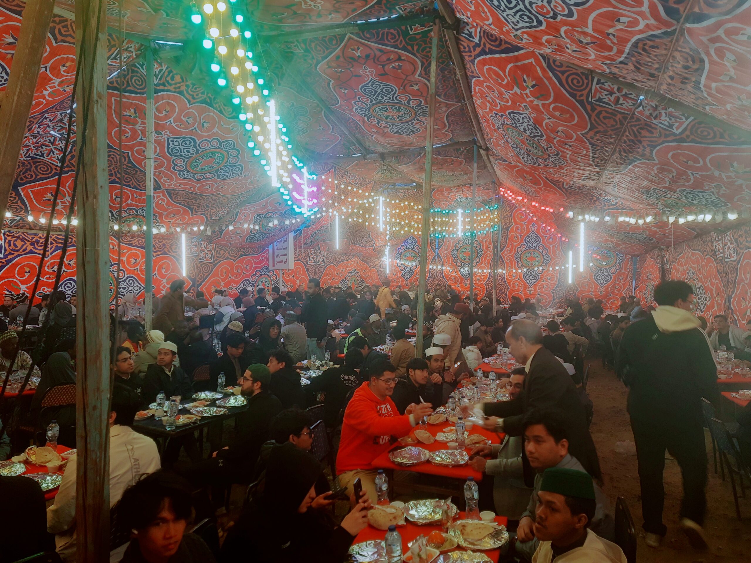 في مشهد يجسد روح مصر.. قيادات الأزهر وطلاب العالم يجتمعون على مائدة إفطار مؤسسة الدكتور حمدي طه