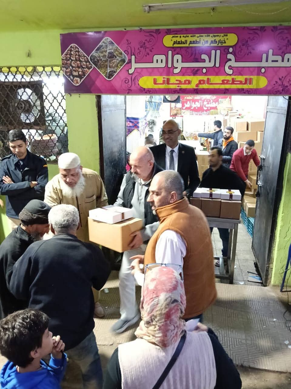 لفتة إنسانية كبيرة.. رئيس حى العمرانية والنائب إيهاب منصور وسط الناس مش في المكاتب