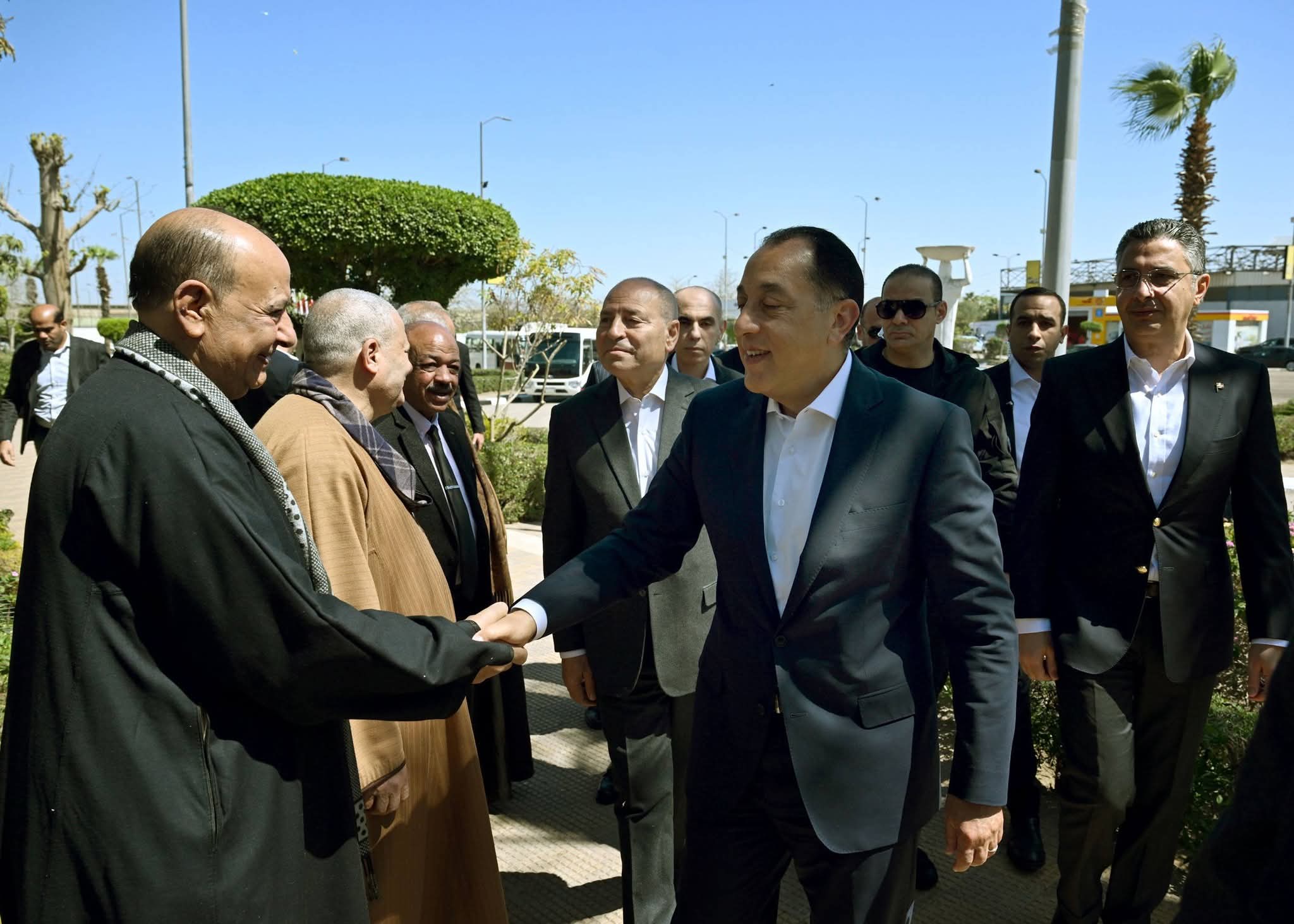 رئيس الوزراء يبدأ جولة تفقدية بسوق العبور  لمتابعة كفاءة سلاسل الإمداد