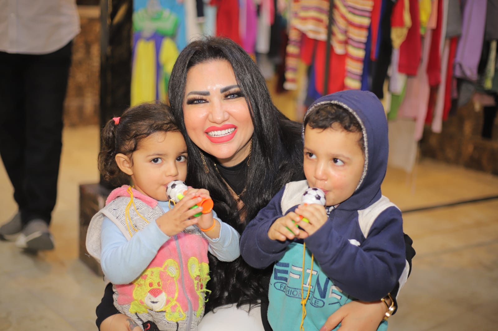 “مش معرض.. دي فرحة بجد”.. 3500 قطعة ملابس ترسم البسمة على وجوه الأسر الأولى بالرعاية