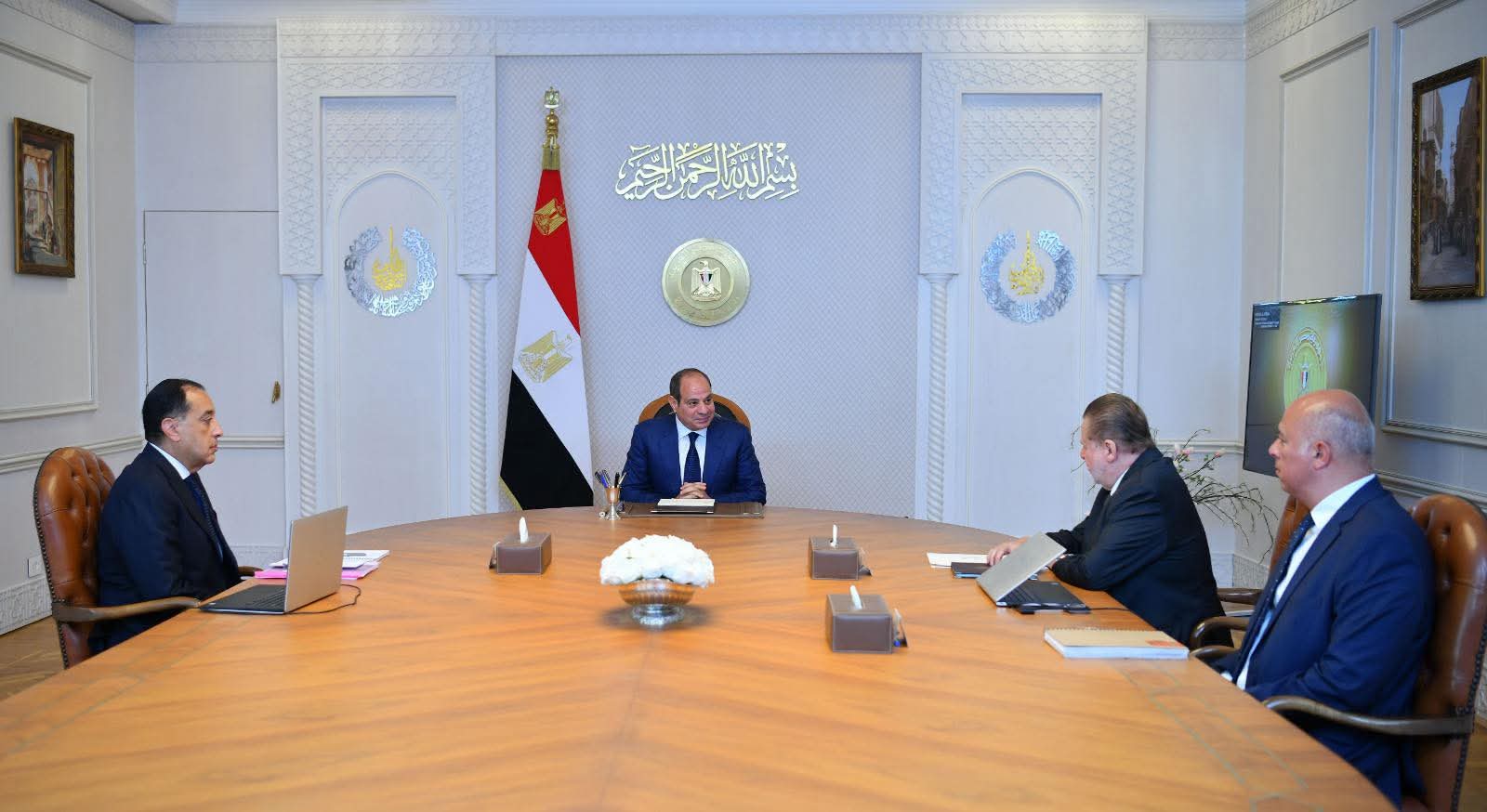 السيسي يوجه بخفض التضخم وتأمين “الدولار” لتوفير مستلزمات الإنتاج والسلع