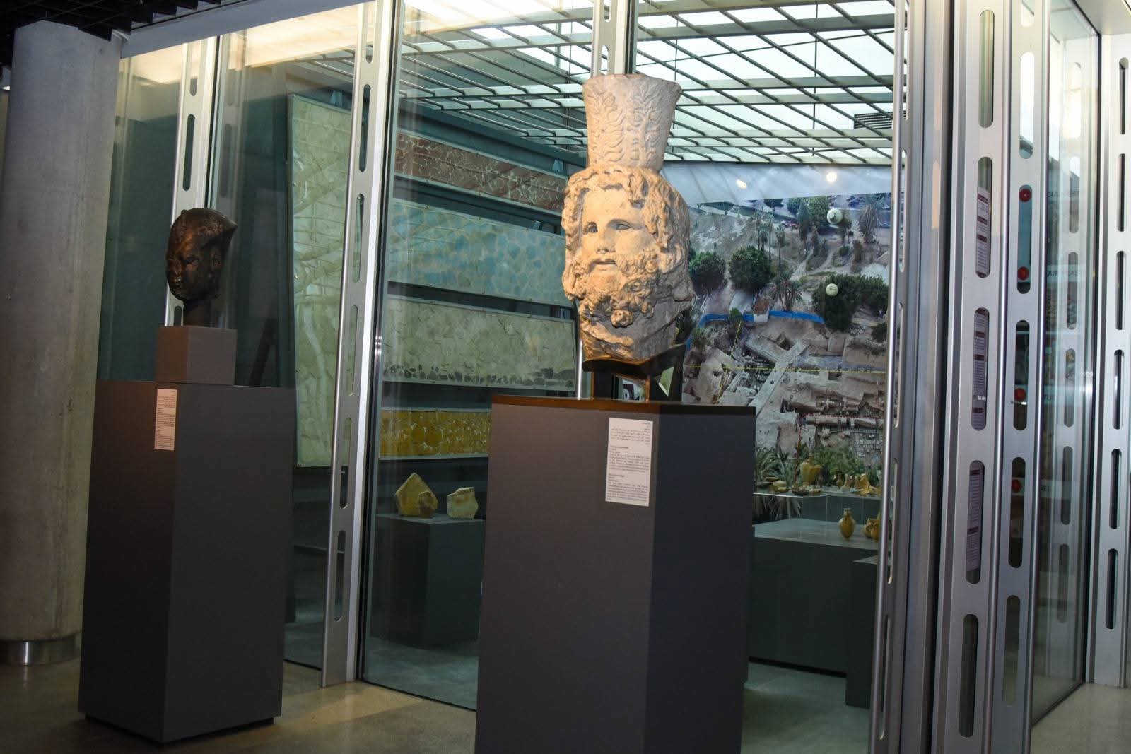 وزير التعليم ومحافظ الإسكندرية يفتتحون معرض حفائر الشلالات” بمكتبة الإسكندرية